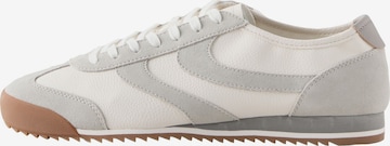 Baskets basses Next en beige : devant