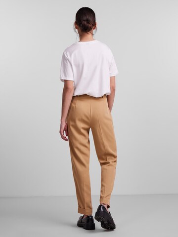 regular Pantaloni con pieghe 'Nuri' di PIECES in beige