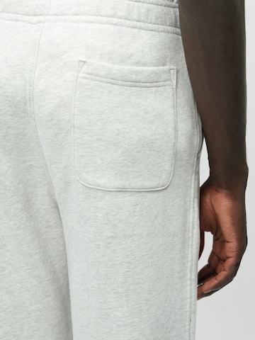 Regular Pantalon 'ESSENTIAL' Abercrombie & Fitch en gris