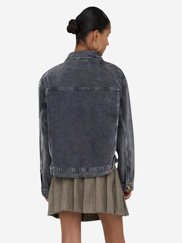 Giacca di mezza stagione 'Onlharper Ls Boxy Dnm Jkt Sik 15363548' di ONLY in nero