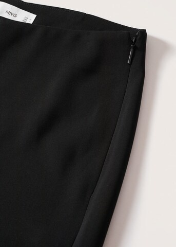Wide leg Pantaloni cu dungă 'Justo' de la MANGO pe negru