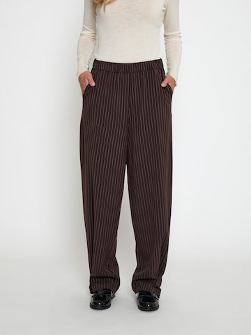 minus - Pierna ancha Pantalón 'Filippa' en marrón: frente