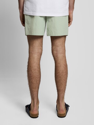 Lyle & Scott Loosefit Badeshorts in Grün