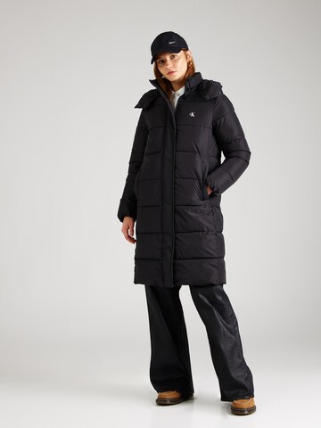 Manteau d’hiver Calvin Klein Jeans en noir : devant