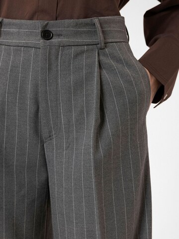 Antioch - Pierna ancha Pantalón plisado 'Aline' en gris