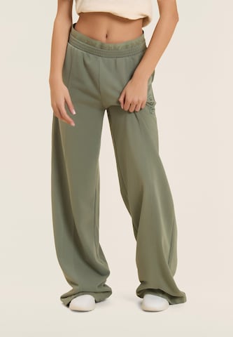Freddy Wide leg Pants in Green: front