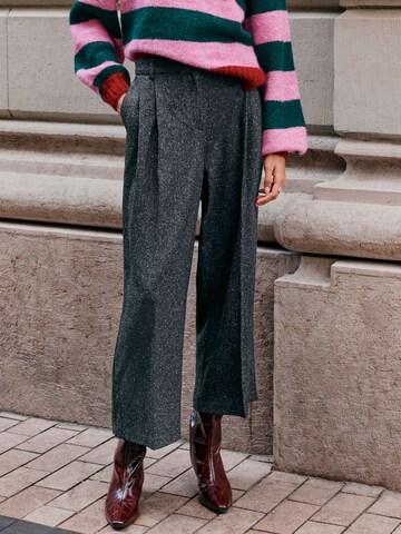 Next - Loosefit Pantalón plisado en gris: frente