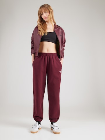 ADIDAS ORIGINALSTapered Hlače 'Essentials' - crvena boja