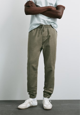 Pull&Bear Tapered Nadrág - zöld: elől