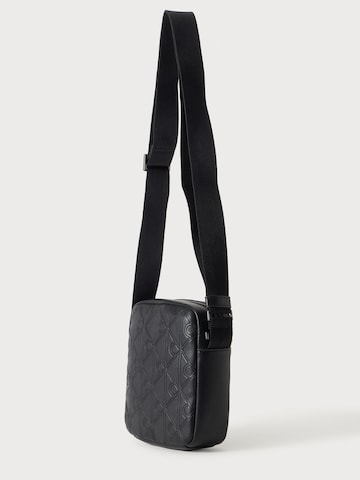 juoda Calvin Klein Rankinė su ilgu dirželiu