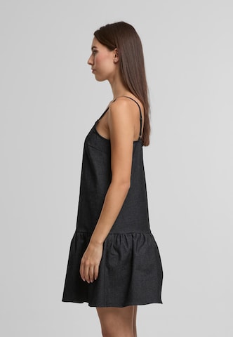 Noisy may Dress 'Pera' in Black