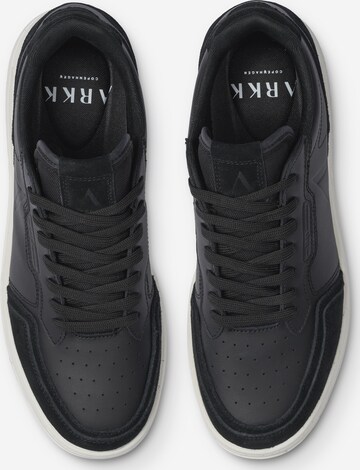 Sneaker low 'Novaklass' de la ARKK Copenhagen pe negru