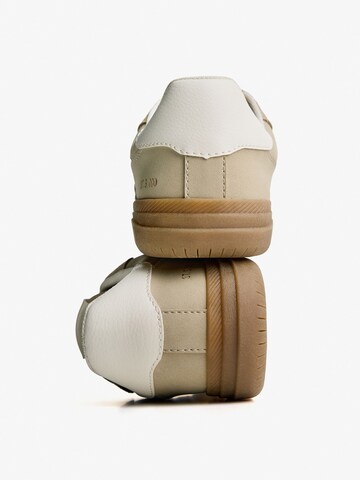 Sneaker low 'ARENA' de la Bershka pe bej
