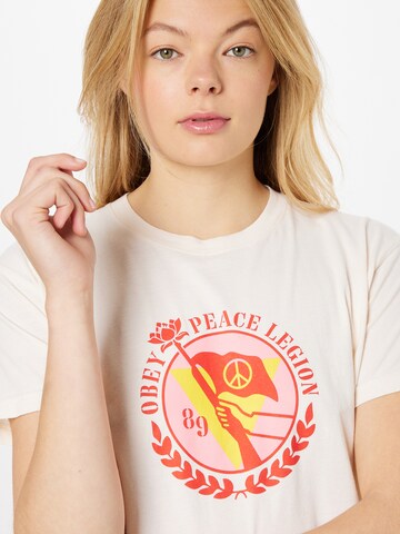 Tricou de la Obey pe alb