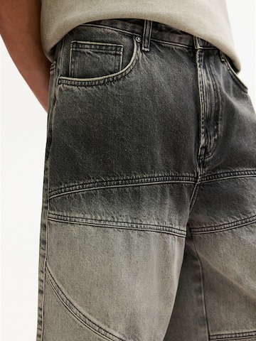 Pull&Bear Loosefit Farkut värissä harmaa