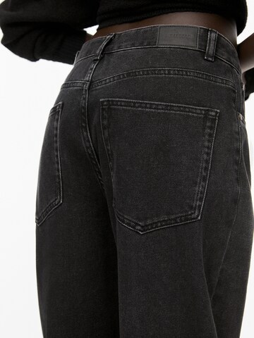 Pull&Bear Voľný strih Džínsy - Čierna