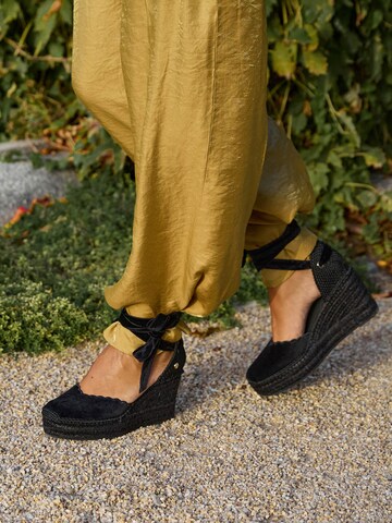 Alhamas Pumps 'Alpargata Cuña 8 cm Terciopelo' in Zwart