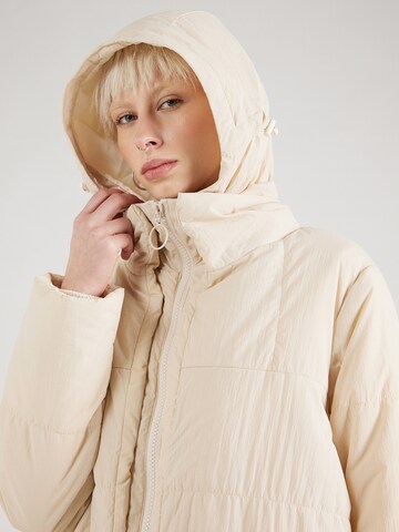 Cappotto invernale di Embassy of Bricks and Logs in beige