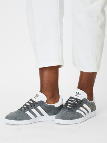 ADIDAS ORIGINALS Låg sneaker 'Gazelle' i grå: framsida