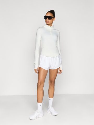 NIKE Функциональная футболка 'Swift' в Бежевый