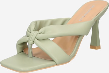 GLAMOROUS - Sandalias de dedo en verde: frente