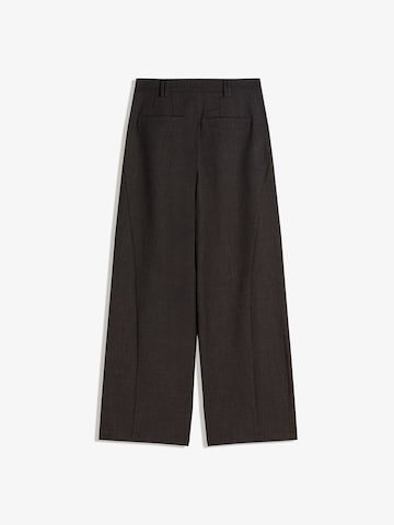 Bershka Široke hlačnice Hlače z naborki | siva barva