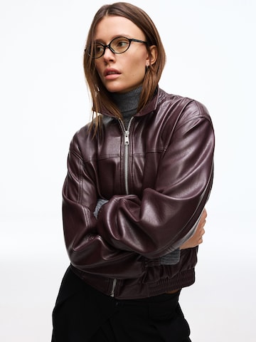 Geacă de primăvară-toamnă de la Bershka pe roșu