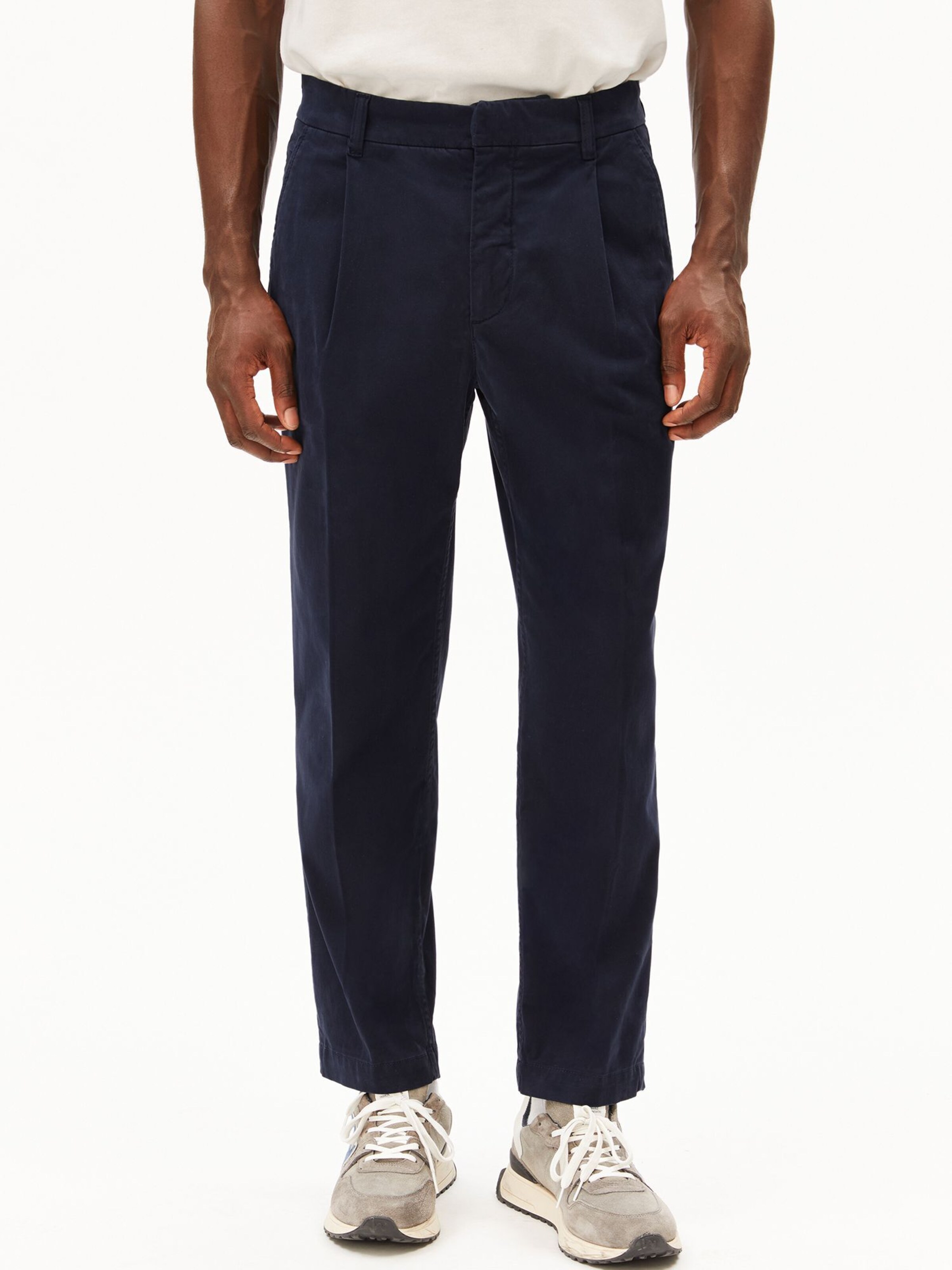 ARMEDANGELS Regular Chinohose TAAMIR PLEATED in Blau: Vorderseite