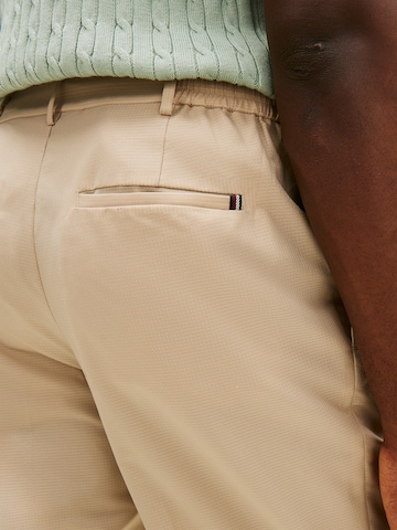 TOMMY HILFIGER regular Παντελόνι πλισέ 'AIRDO' σε μπεζ