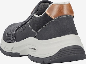 Scarpa slip-on di Rieker in grigio