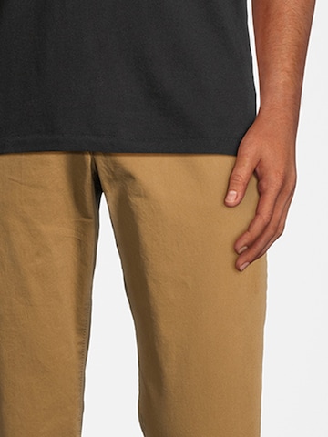 AÉROPOSTALE Slimfit Chino in Bruin