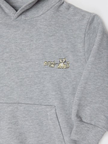 Maru + Bo Sweatshirt 'MELANGE HOODIE WITH FRONT POCKET' i grå