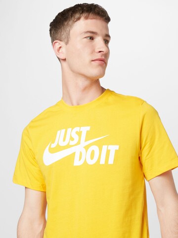 Coupe regular T-Shirt 'Swoosh' Nike Sportswear en jaune