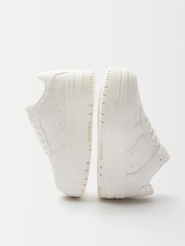 Sneaker bassa di Bershka in bianco