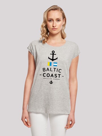 T-shirt 'Ostsee Flaggen' F4NT4STIC en gris : devant