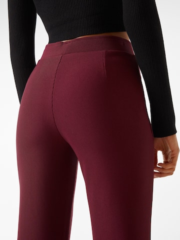 Bershka Flared Broek in Rood