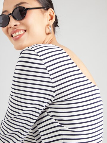 ONLY - Camiseta 'ONLKISS' en blanco