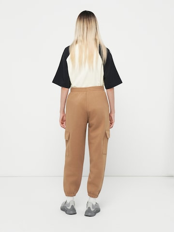 ADIDAS ORIGINALS Zwężany krój Bojówki 'ESSENTIALS ' w kolorze brązowy: tył