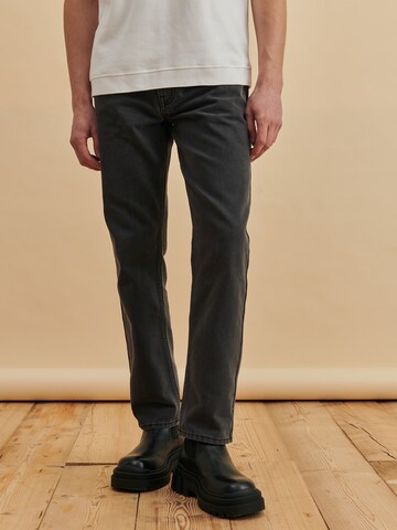 DAN FOX APPAREL Bootcut Jeans 'Jano' in Grijs: voorkant