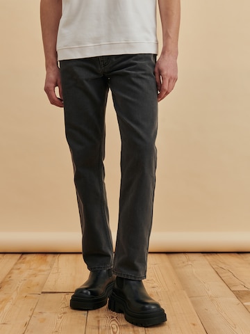 DAN FOX APPAREL Boot cut Jeans 'Jano' in Grey: front