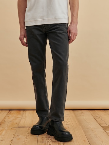 Bootcut Jean 'Jano' DAN FOX APPAREL en gris : devant