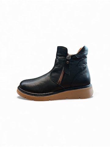 Begoria Boots in Black: front