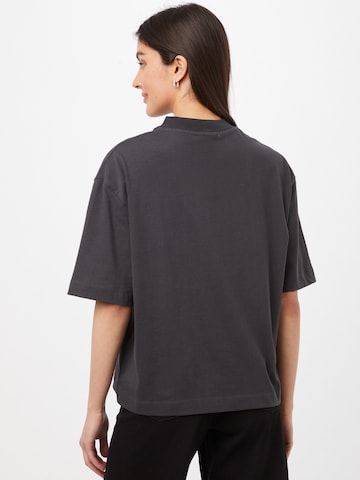 Comfort Studio by Catwalk Junkie T-shirt i svart