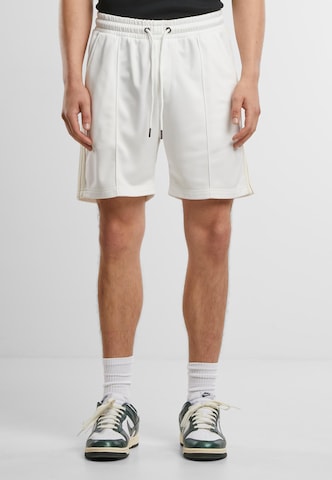 Urban Classics Regular Shorts in Weiß