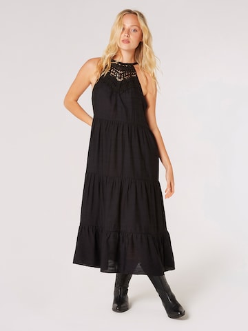 Robe Apricot en noir : devant