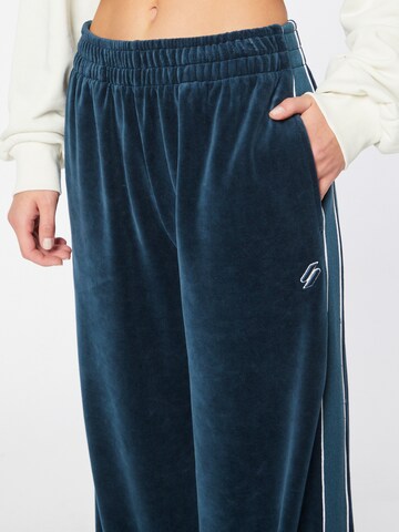 Superdry Szeroka nogawka Spodnie w kolorze niebieski
