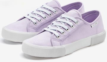 LASCANA Låg sneaker i lila