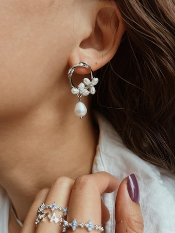 Kamakula Earrings 'Floral Pearl' in Silver