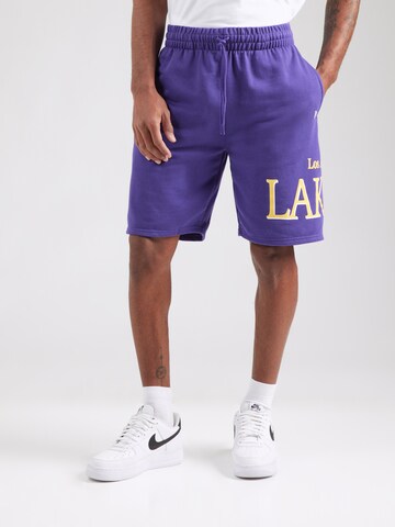 Regular Pantaloni 'NBA TEAM LOSLAK' de la NEW ERA pe mov: față