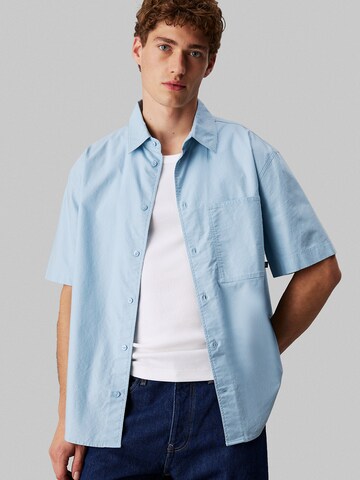 Coupe regular Chemise Calvin Klein Jeans en bleu : devant